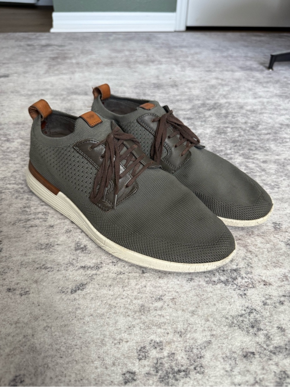 Men's Knit Sneakers with Brown Trim